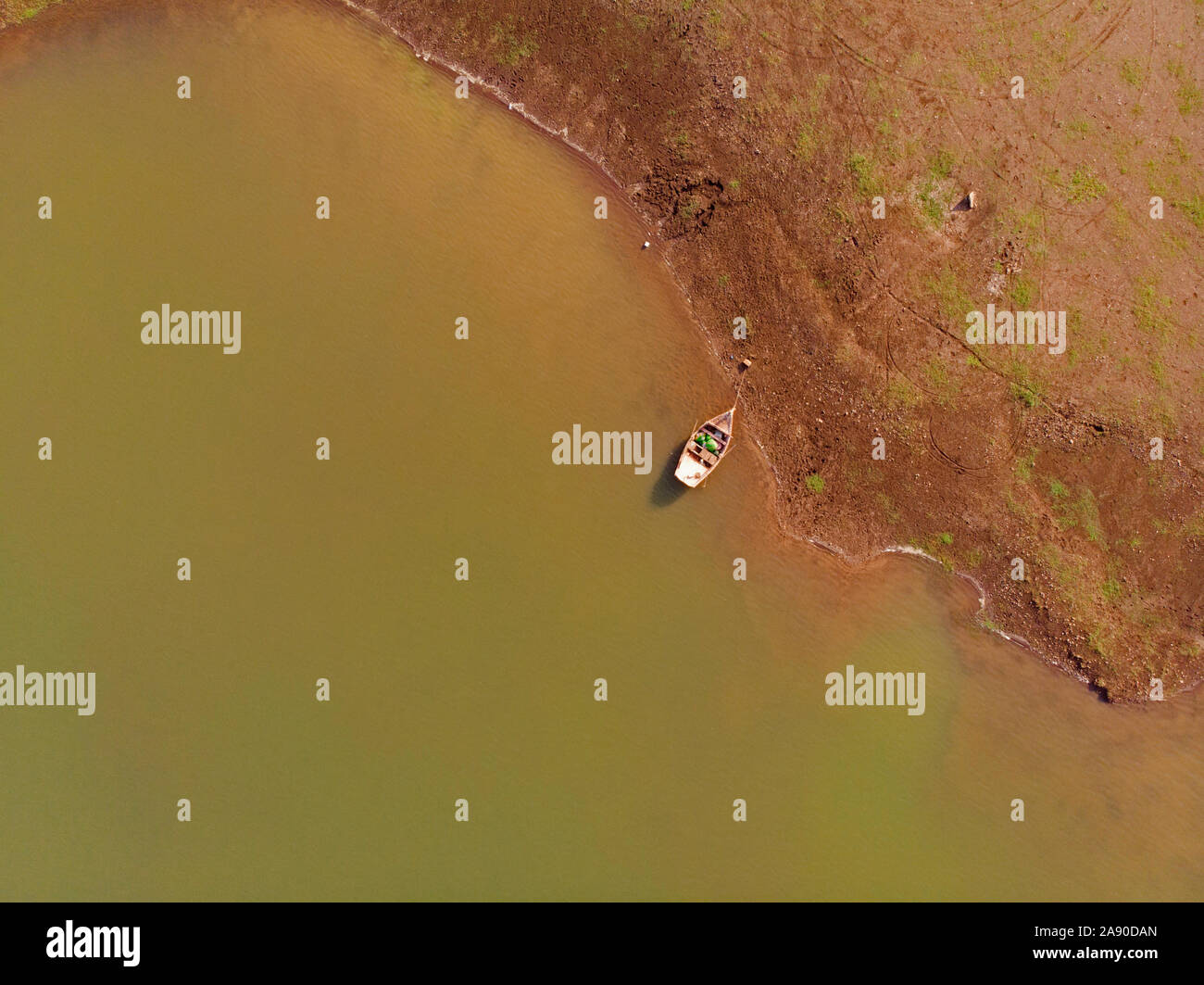 Ripresa aerea della barca a vira Diga di Pune, Maharashtra, India Foto Stock