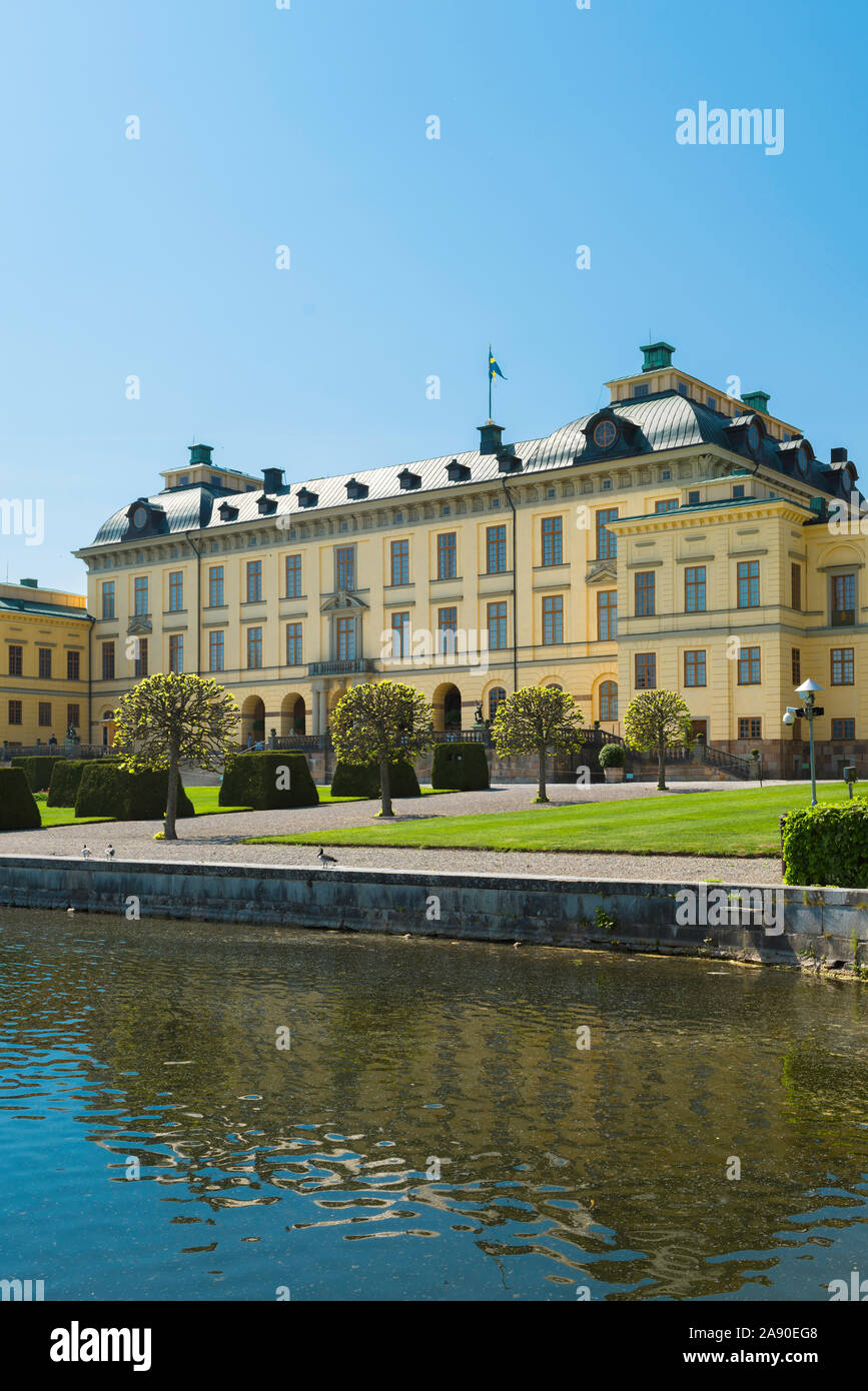 Palace Svezia, vista in estate del fronte orientale del Palazzo di Drottningholm con il lago Malaren in primo piano, Lovön isola, Svezia. Foto Stock