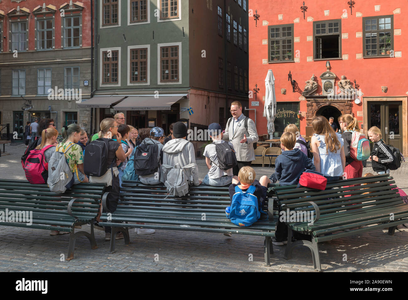 La scuola dei bambini viaggio, vista di giovani studenti in ascolto al loro insegnante durante una gita al centro storico della Città Vecchia (Gamla Stan) area di Stoccolma. Foto Stock