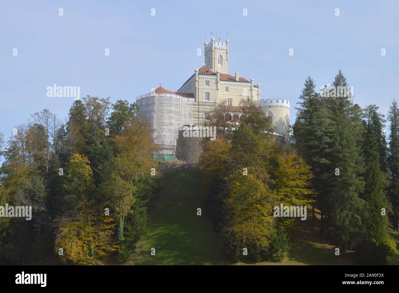 Bel Castello medioevale Trakošćan sul lago Trakošćan, Croazia Foto Stock