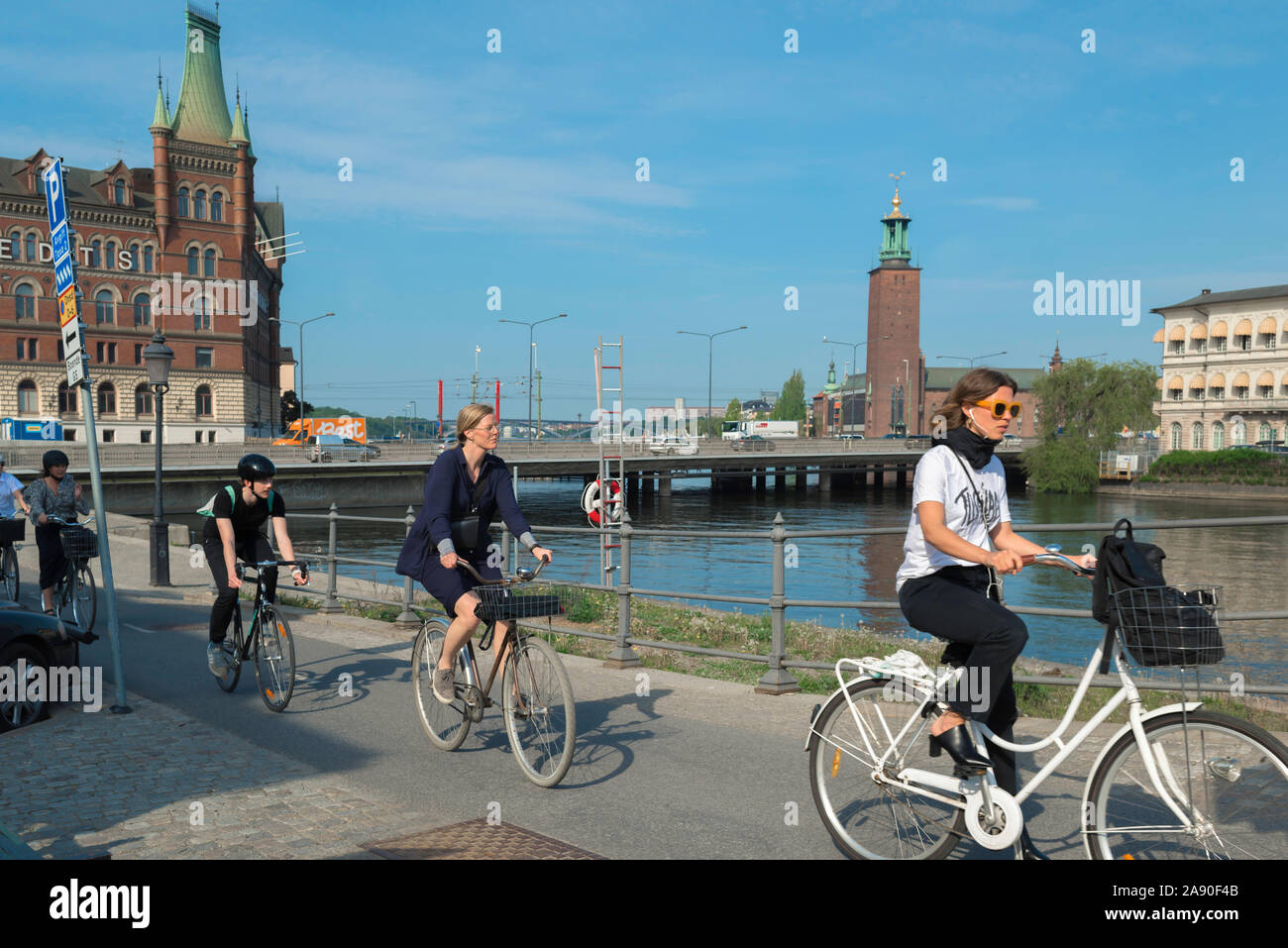 Escursioni in bicicletta la Scandinavia città, vista in estate di un gruppo di giovani la bicicletta su una pista ciclabile nel centro di Stoccolma, Svezia. Foto Stock