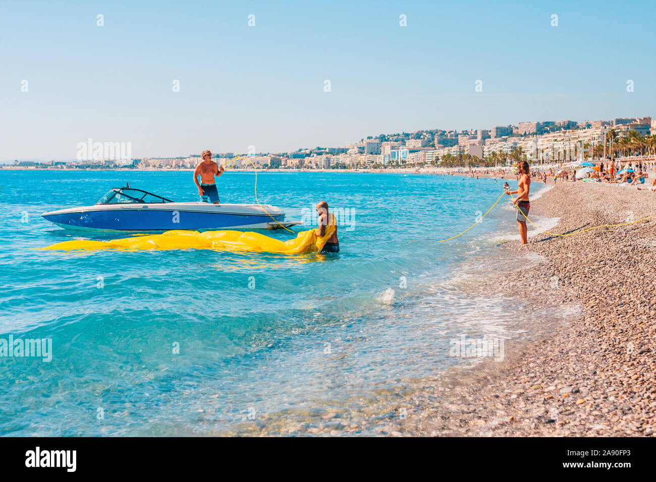 Nizza, PROVENZA / Francia - 29 Settembre 2018: Spiaggia attrazione - parasailing - passatempo attivo Foto Stock