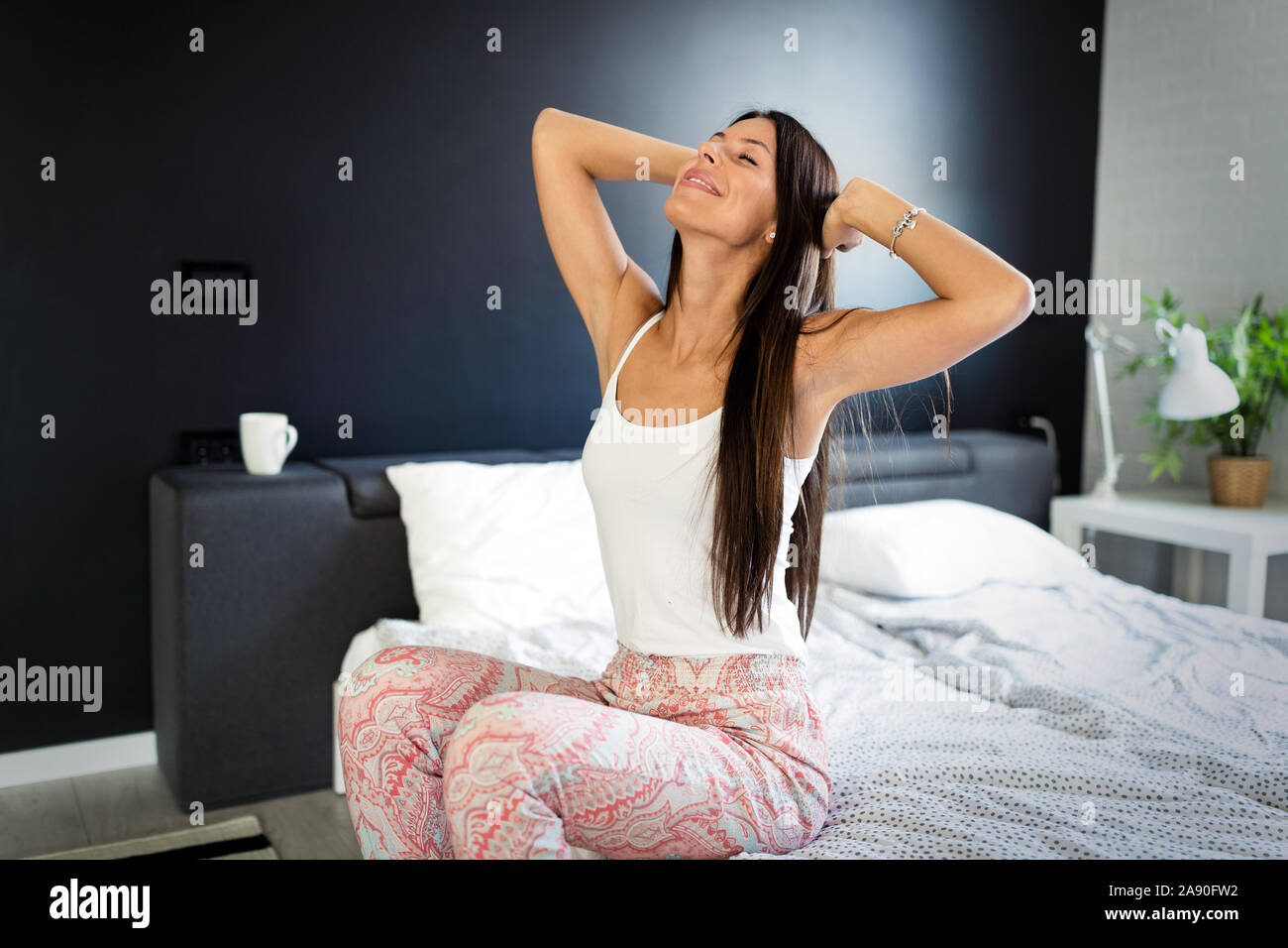 Giovane donna bella svegliarsi riposati Foto Stock