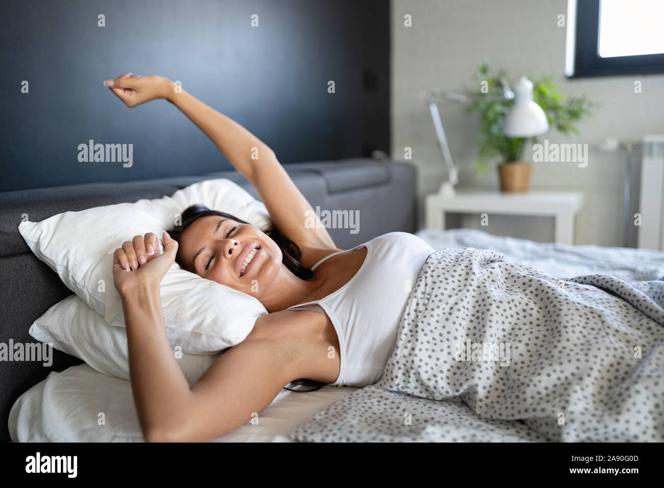 Giovane donna bella svegliarsi riposati Foto Stock