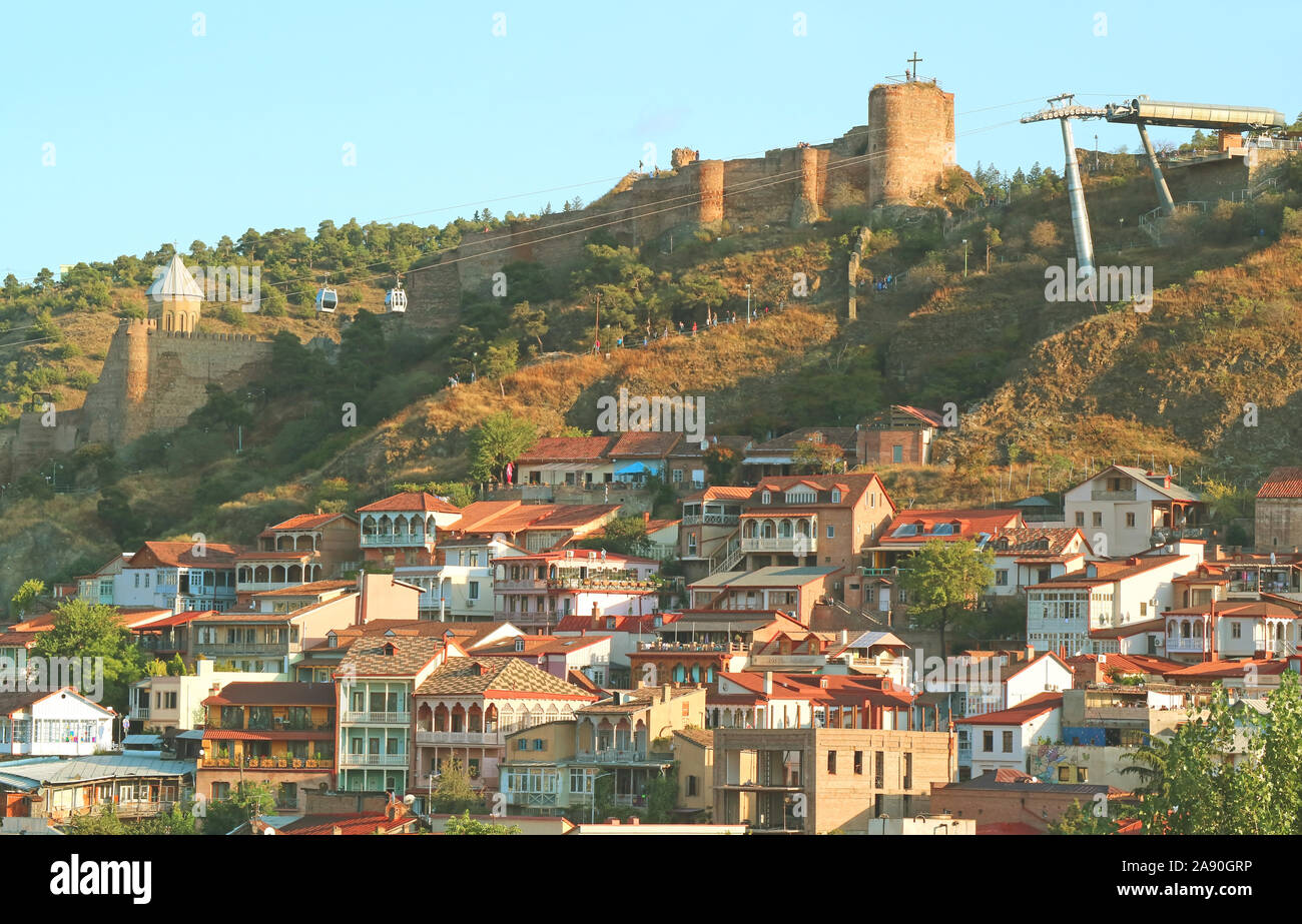 Vista impressionante di Narikala antica fortezza con la funivia per i visitatori, Tbilisi, Georgia Foto Stock