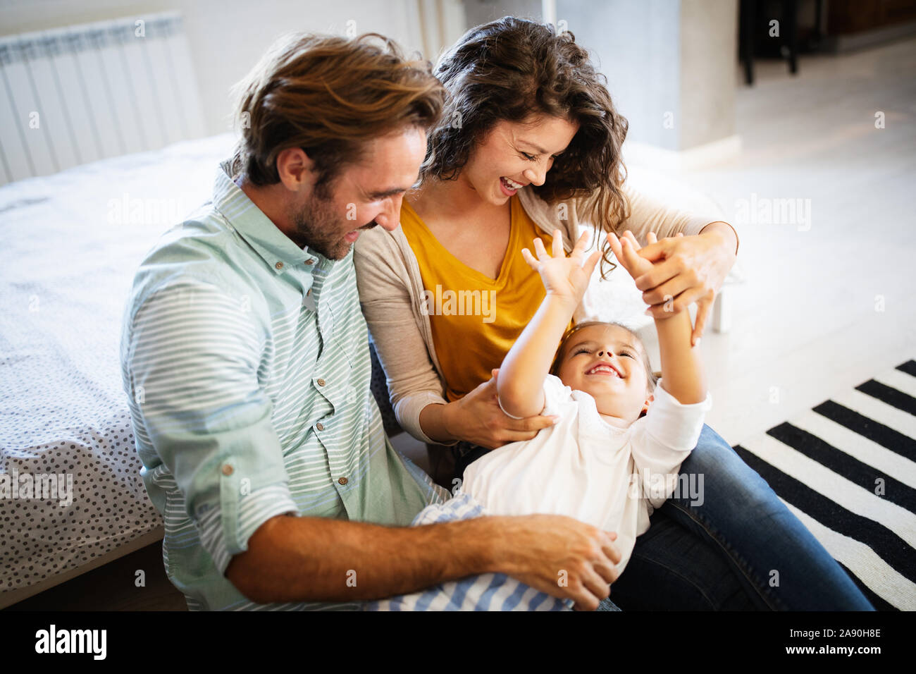 La famiglia felice avente tempi di divertimento a casa Foto Stock