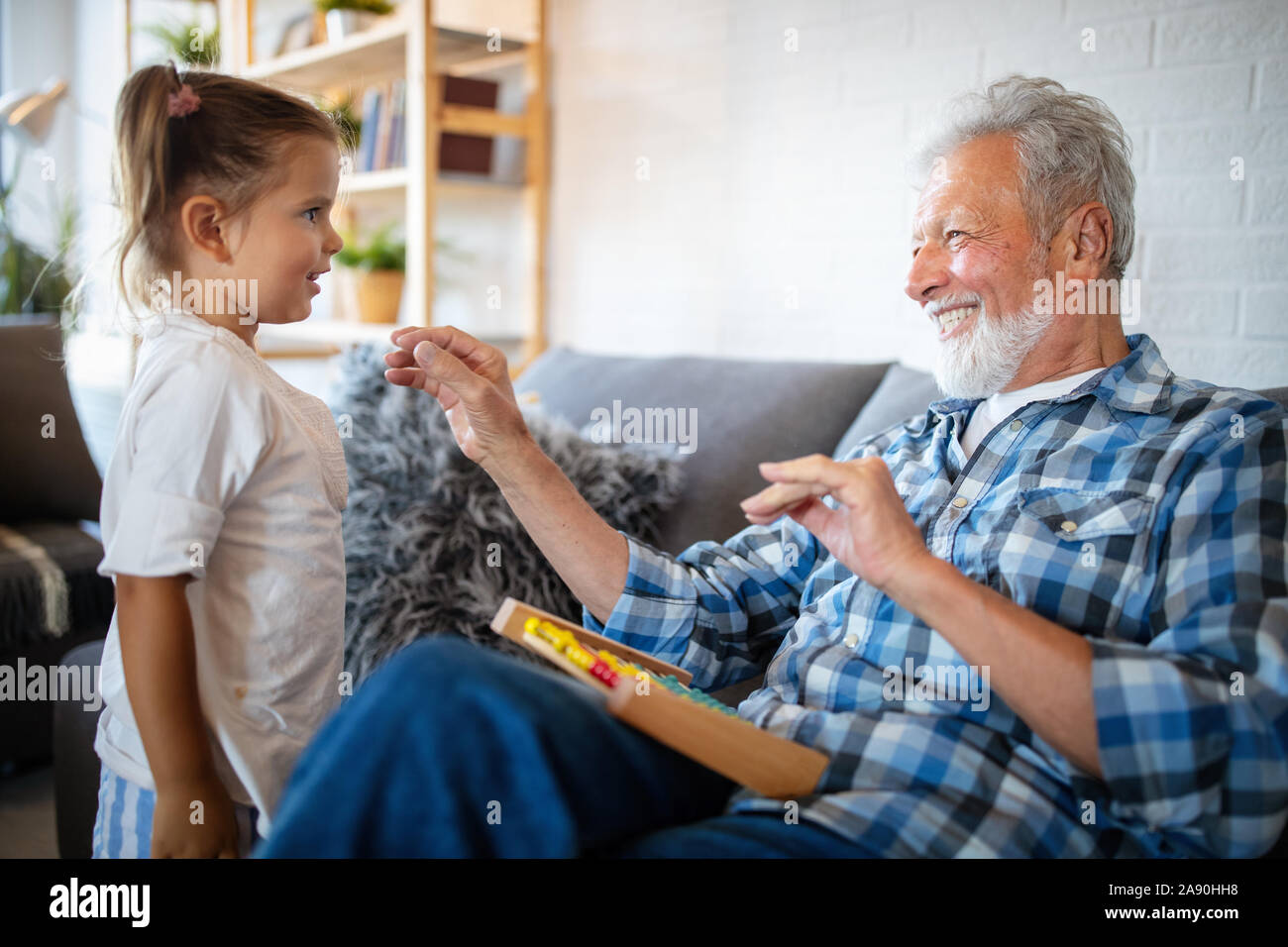 Nonni giocare e divertirsi con il loro nipote Foto Stock