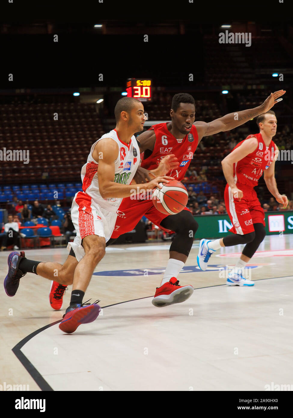 Salumu di Pistoia ostacolata da biligha dell'ax armani milano durante AX Armani Exchange Olimpia Milano vs OriOra Pistoia, Milano, Italia, 11 Nov 2019, B Foto Stock