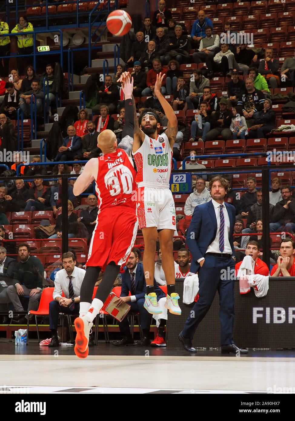 Petteway di Pistoia tira ostacolato dal bianco dell'ax armani milano durante AX Armani Exchange Olimpia Milano vs OriOra Pistoia, Milano, Italia, 11 Nov 20 Foto Stock