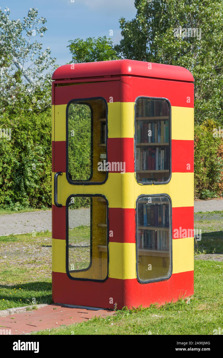 Piccola biblioteca in una cabina telefonica, Pewsum, Frisia orientale, Germania Foto Stock