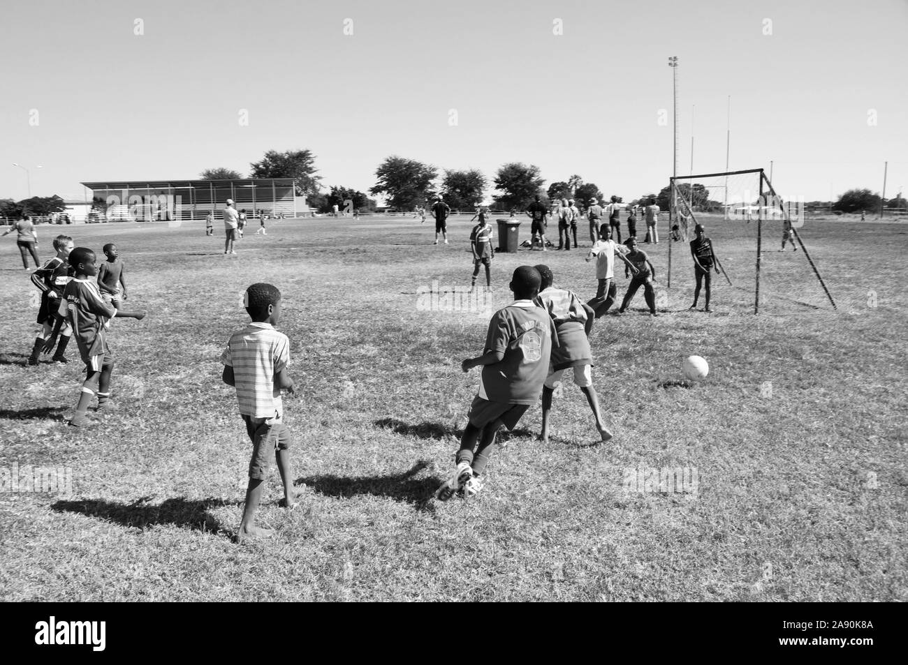 Namib schoolkids giocando a calcio a un concorso in Okahandja. Foto Stock