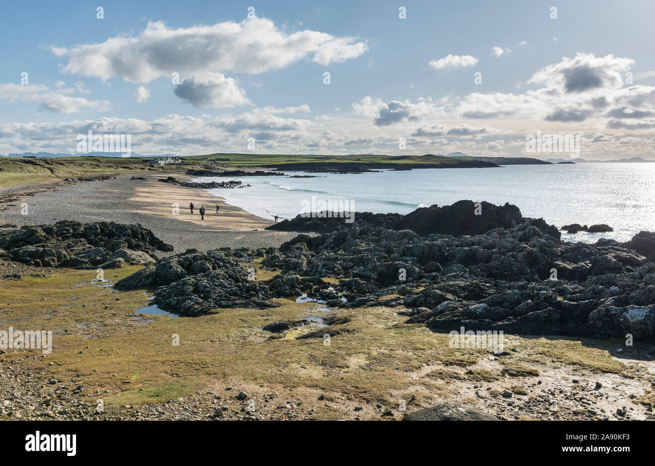 Vista sulla spiaggia a Porth Tywyn Tyn nei pressi di Rhosneigr sull'Isola di Anglesey, Galles del Nord, Regno Unito. Preso il 29 ottobre 2019. Foto Stock