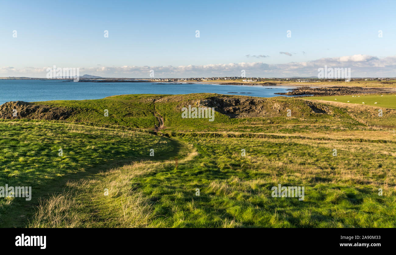 Il sentiero costiero a piedi dalla baia di cavo di Rhosneigr sull'Isola di Anglesey, Galles del Nord, Regno Unito. Preso il 29 ottobre 2019. Foto Stock