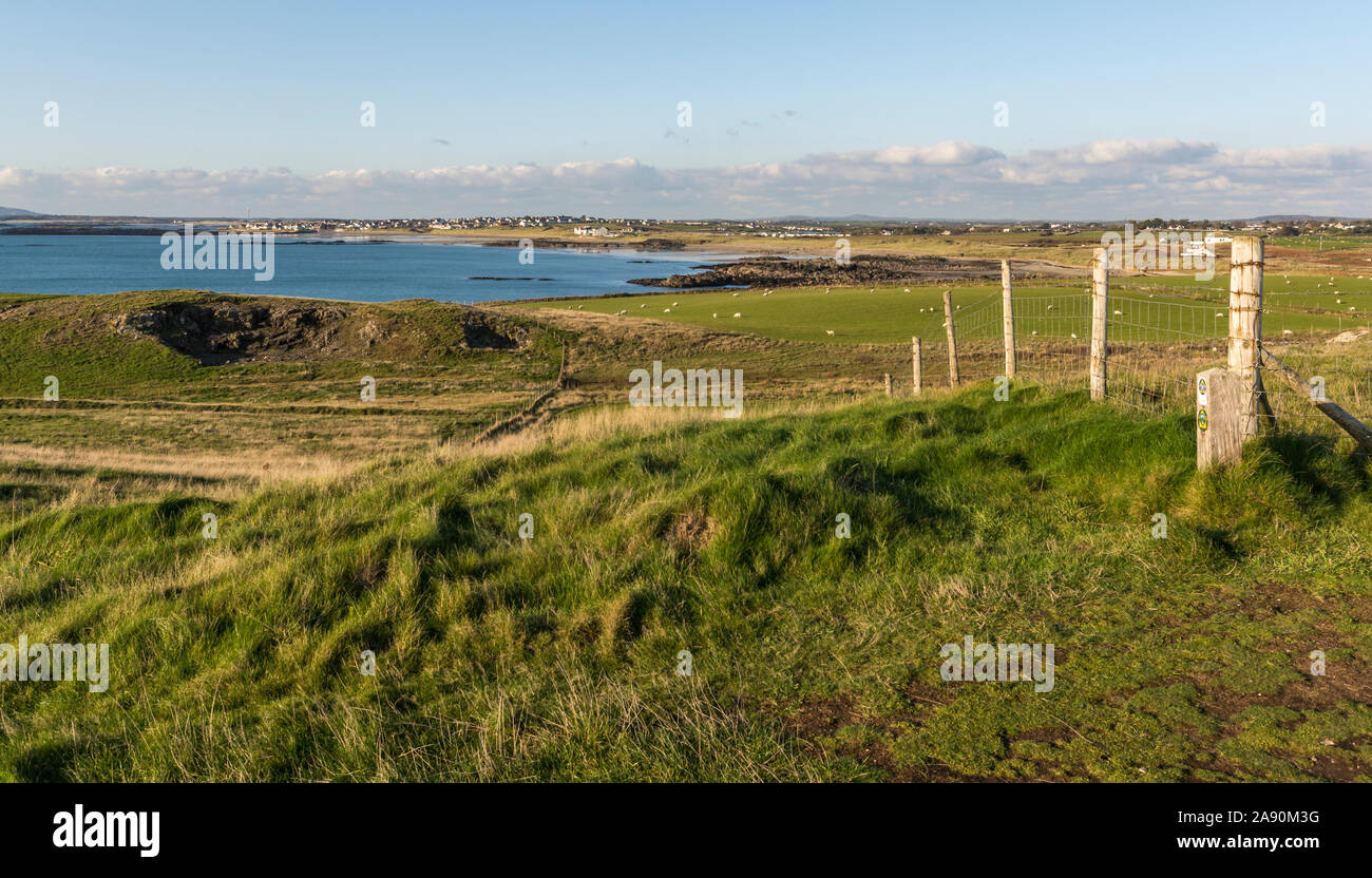 Il sentiero costiero a piedi dalla baia di cavo di Rhosneigr sull'Isola di Anglesey, Galles del Nord, Regno Unito. Preso il 29 ottobre 2019. Foto Stock