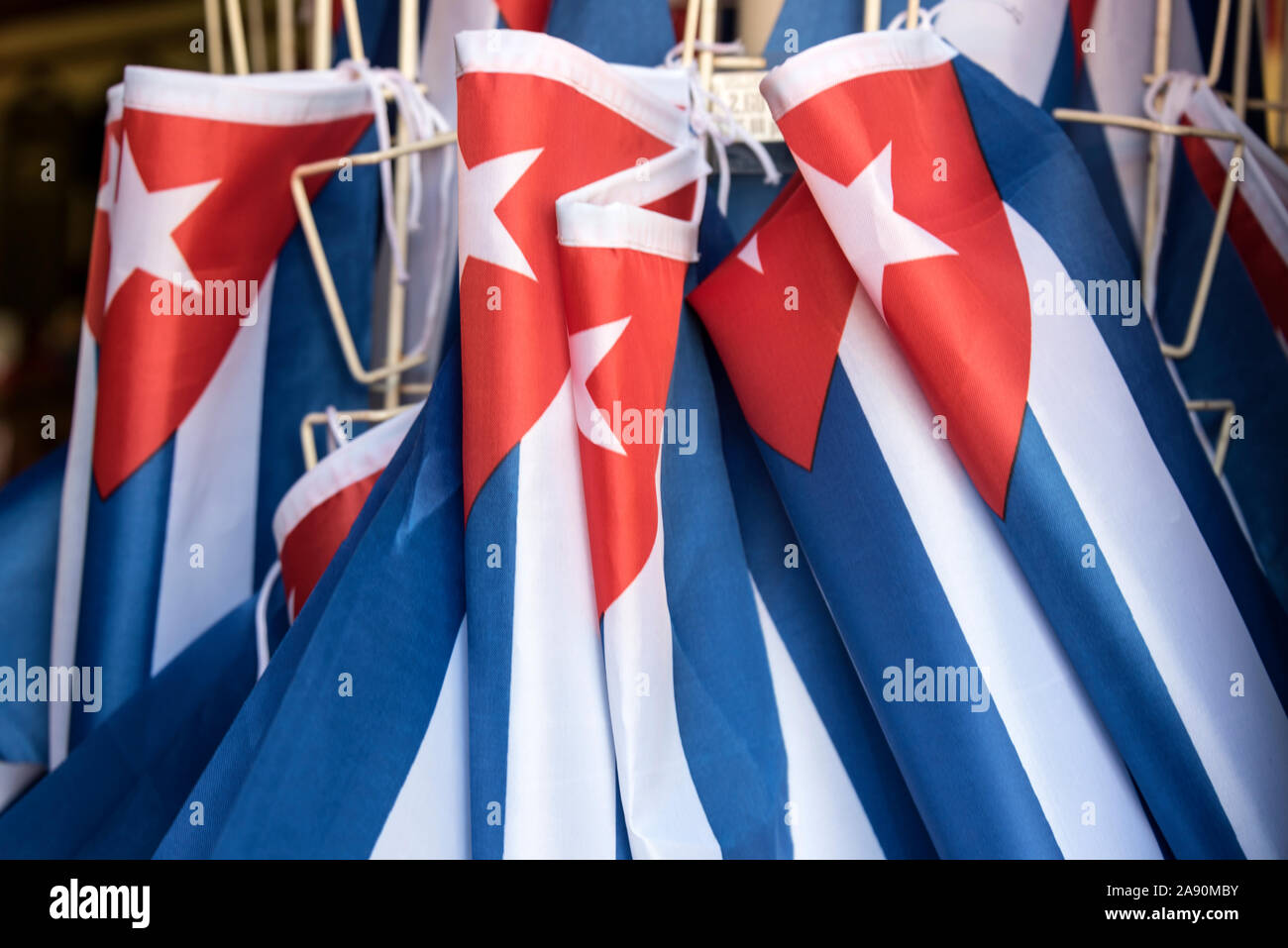 Un mazzetto di piccole bandiere cubane su di una vendita ad un turista souvenir shop in Cuba Foto Stock