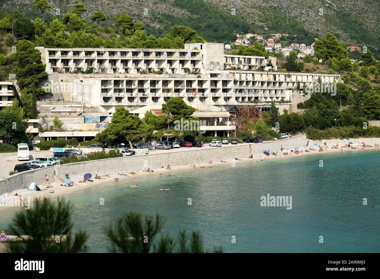 Kupari Beach Resort, Croazia. La baia di abbandono di alberghi. Il bombardato, saccheggiato e distrutto alberghi abbandonati da JNA dopo la guerra della patria Foto Stock