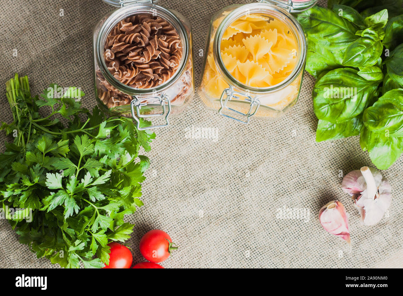 Farfalle e fusilli in cucina Foto Stock