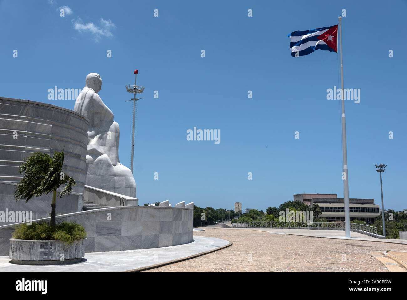 Una statua cubana in marmo di José Julián Martí Pérezat alla base della torre commemorativa di 109 m (358 piedi). Il Memoriale è uno dei principali punti di riferimento dell'Avana Foto Stock