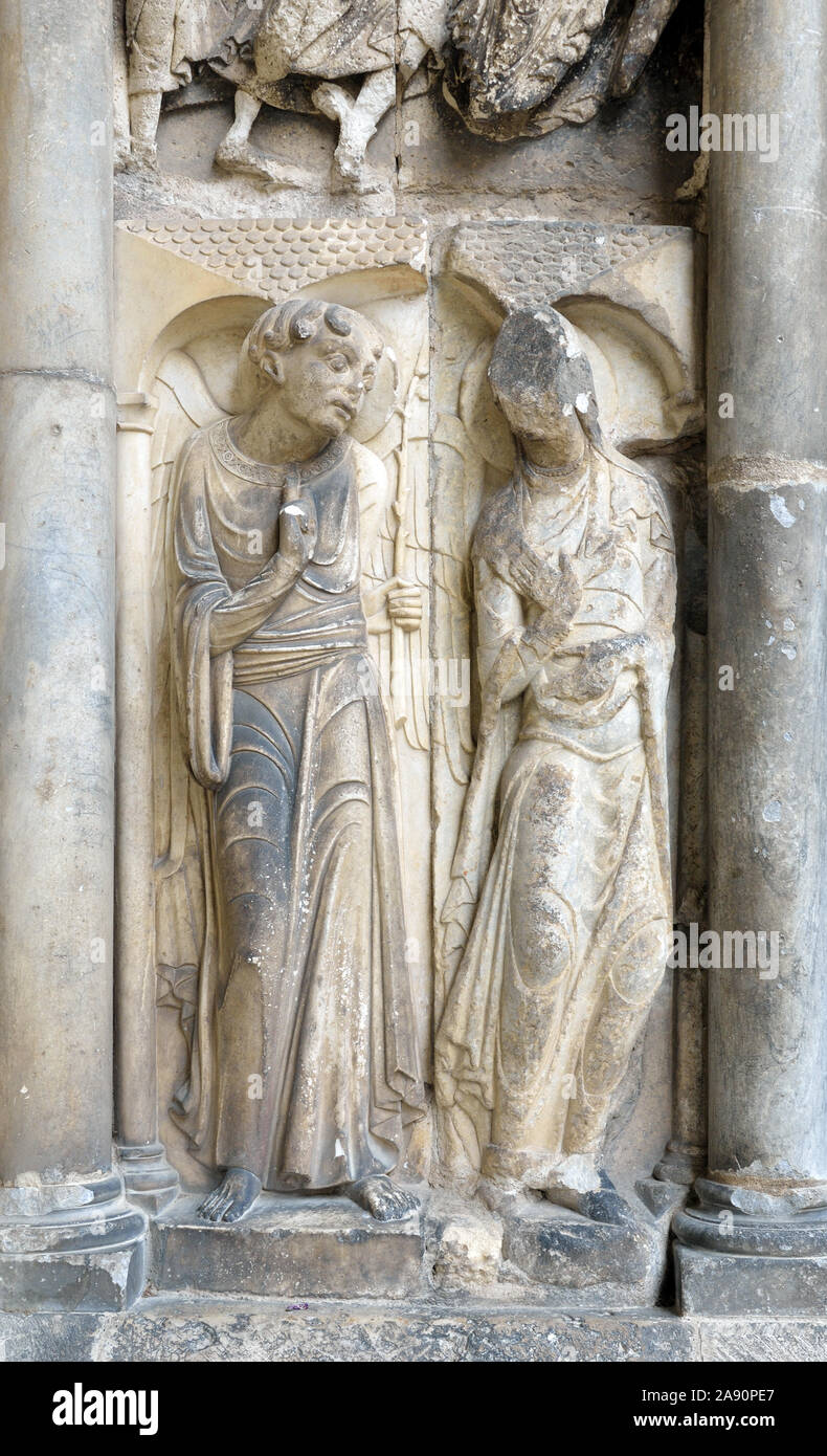 Il bassorilievo della facciata in Abbazia di Moissac decorato con sculture di apostoli e santi Foto Stock