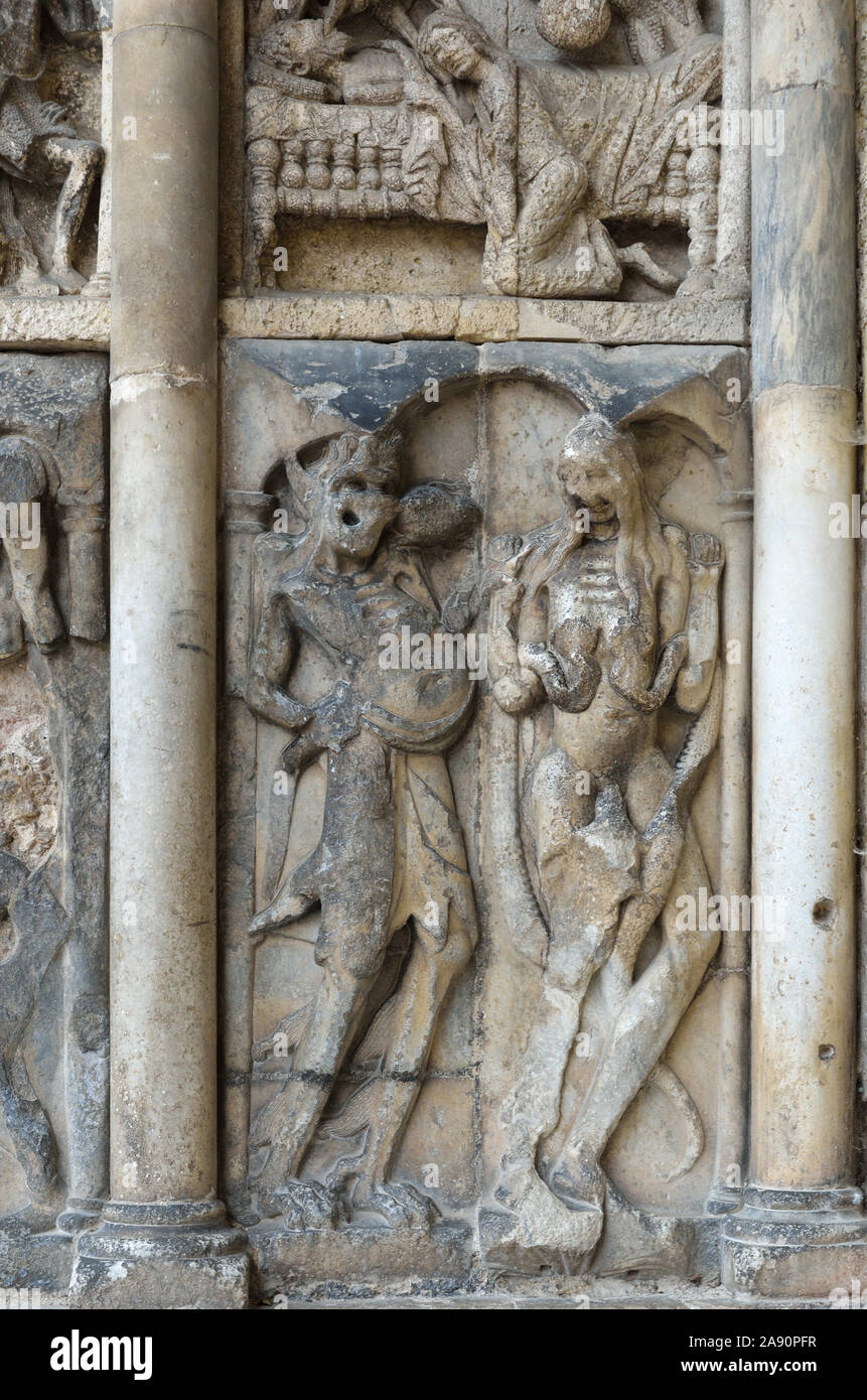 Il bassorilievo della facciata in Abbazia di Moissac decorato con sculture di apostoli e santi Foto Stock