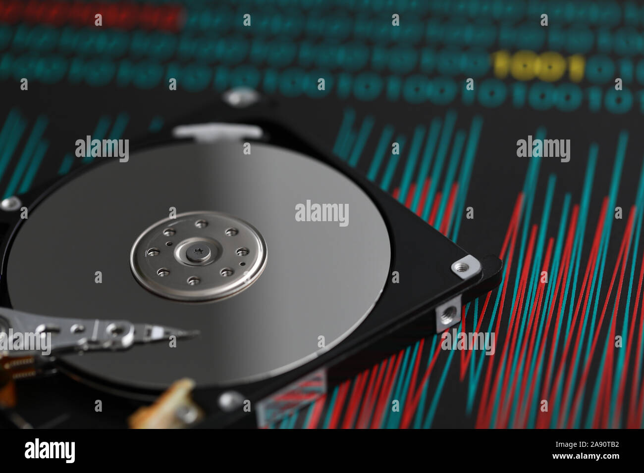 HDD giace su di una tavola in un workshop con sfondo Foto Stock