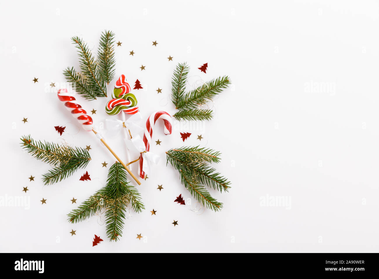 Composizione di natale su sfondo bianco. Piatto, laici vista superiore Foto Stock