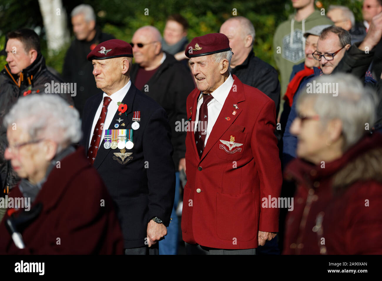 Swansea, Regno Unito. Xi Nov, 2019. Nella foto: Due veterani osservare due minuti di silenzio al castello di Square Gardens a Swansea, Wales, Regno Unito. Lunedì 11 Novembre 2019 Re: il giorno dell'Armistizio, un servizio per ricordare coloro che hanno perso la vita nel conflitto è stato tenuto al castello di Square Gardens a Swansea, Wales, Regno Unito. Credito: ATHENA AGENZIA IMMAGINE LTD/Alamy Live News Foto Stock