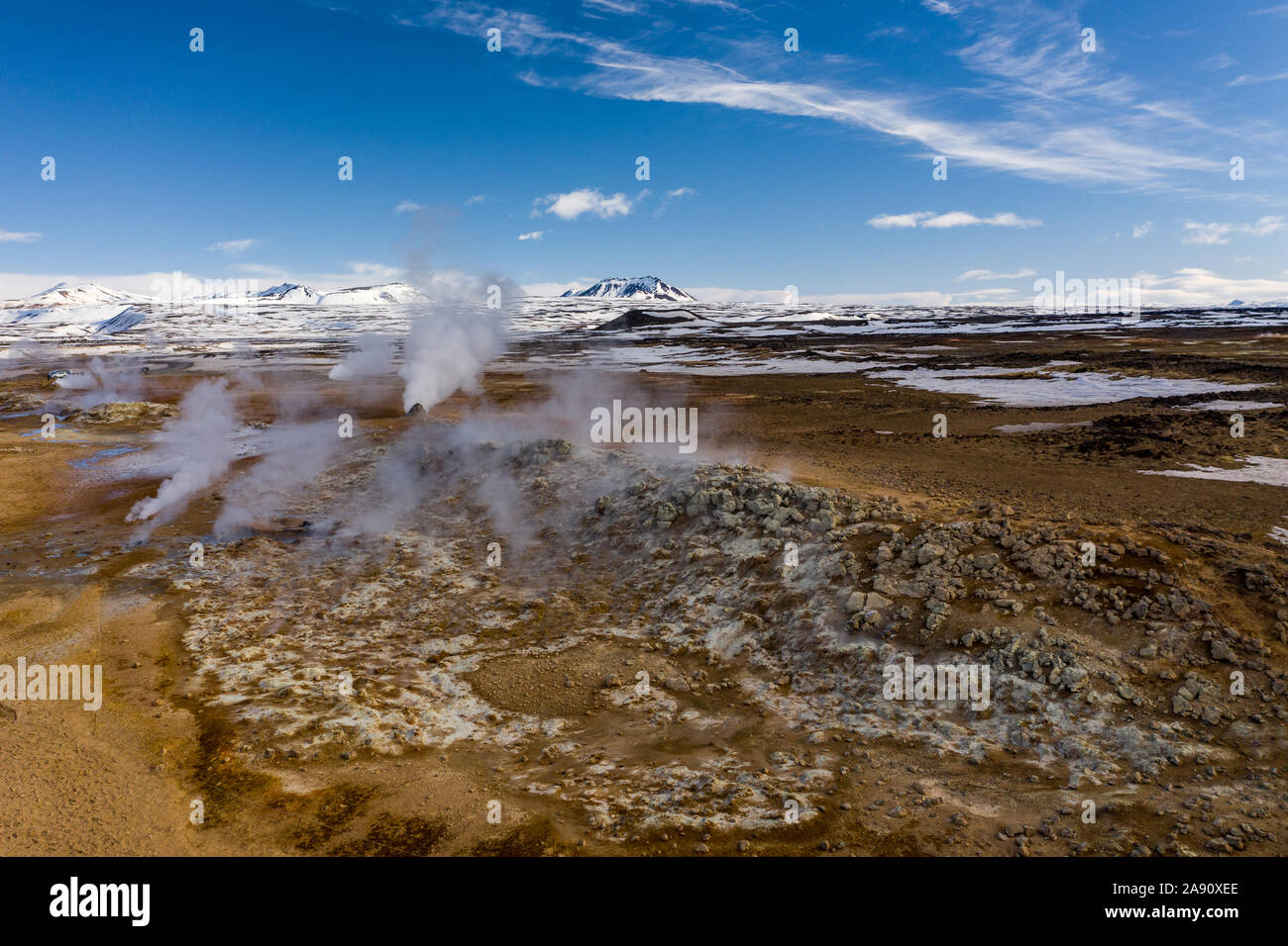 Vista aerea dell'energia geotermica le molle nella posizione di Hverir. Islanda a inizio primavera Foto Stock
