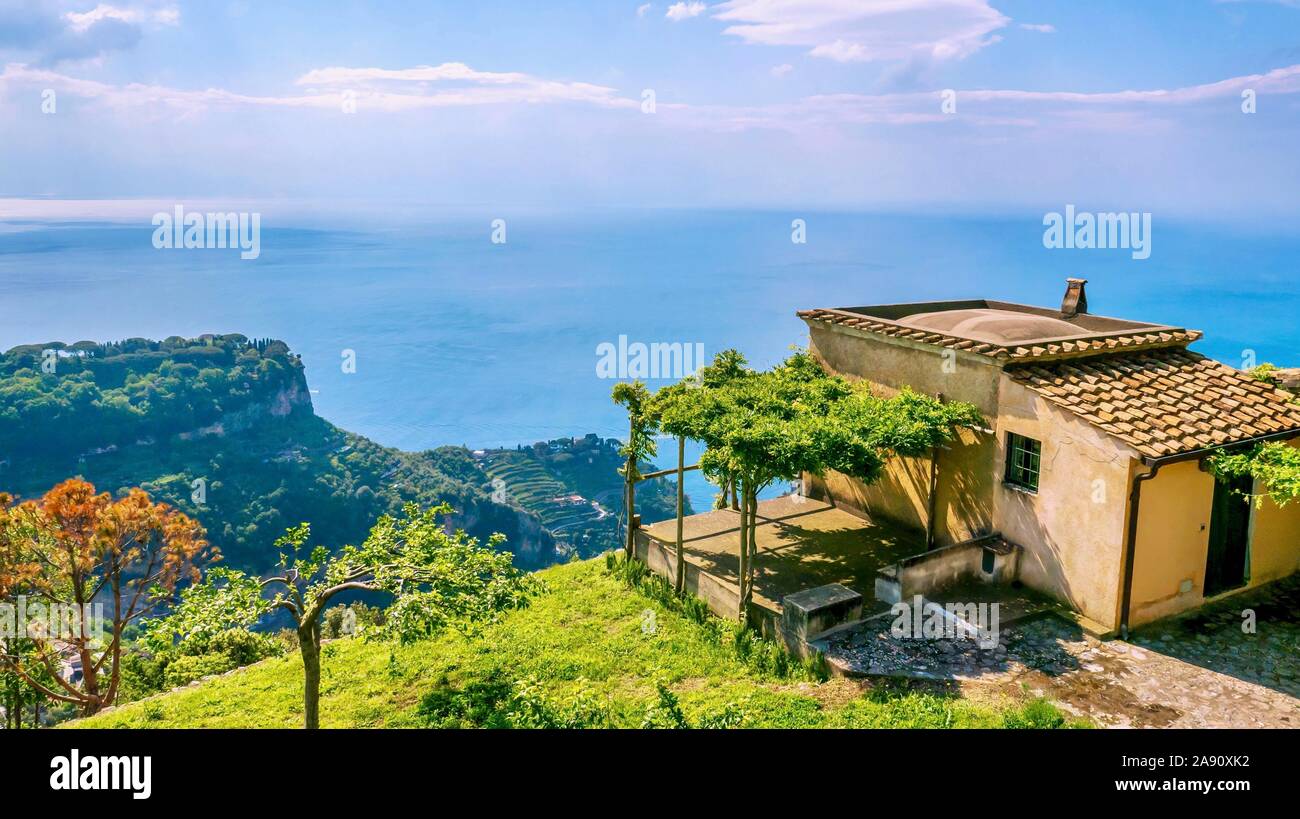 Angolo alto, vista su strada di un piccolo e tradizionale casa italiana che si affaccia sul Mar Mediterraneo. Foto Stock