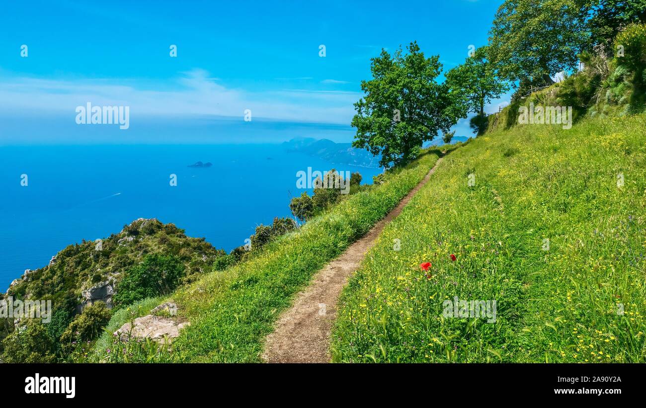 Un bellissimo sentiero denominato Sentiero degli Dei, con spettacolari vedute panoramiche del mare Mediterraneo lungo la costa di Amalfi in Italia. Foto Stock