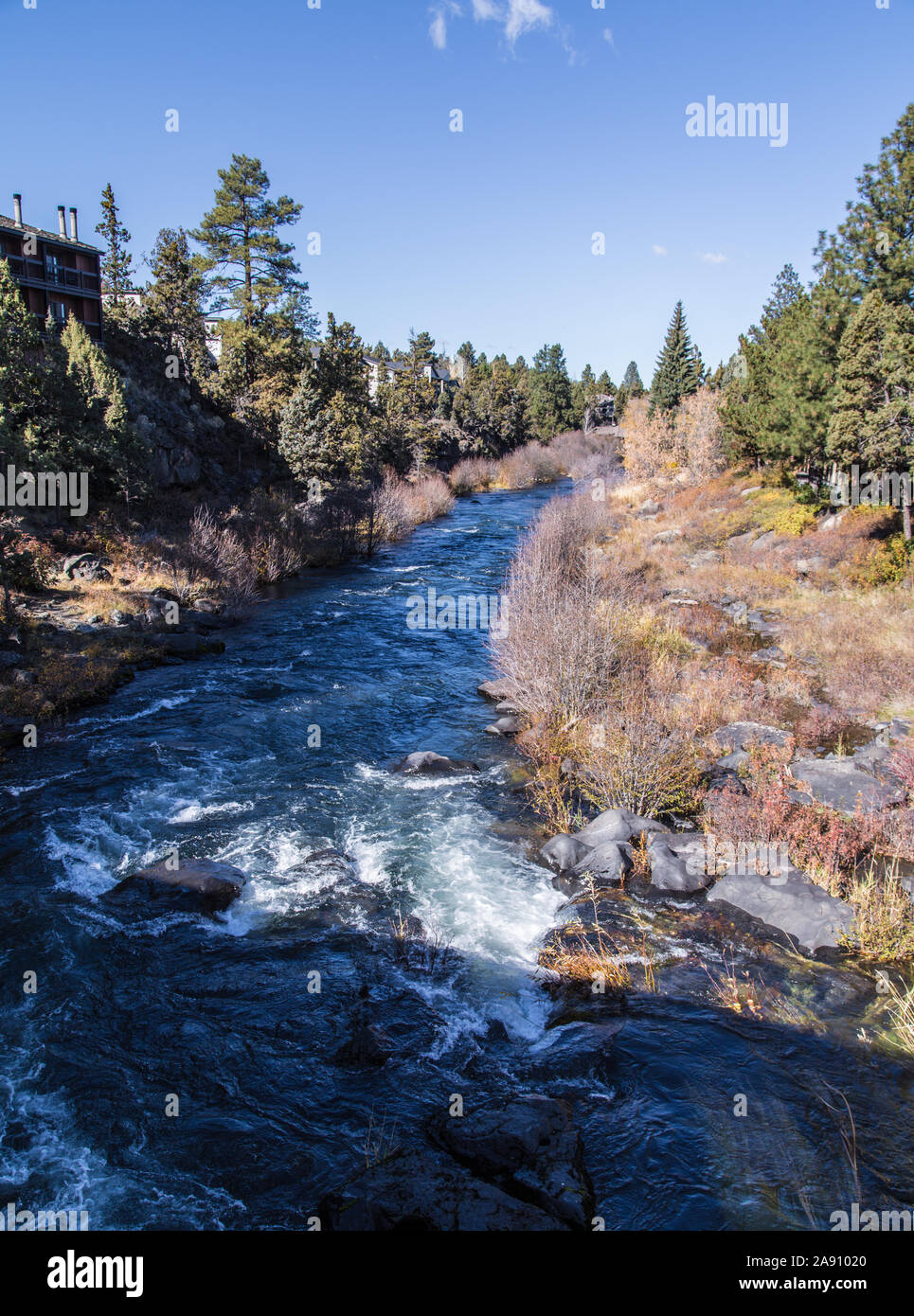 Guardando il fiume Deschutes in un giorno di autunno dal Riverhouse on the Deschutes a Bend, Oregon. Foto Stock