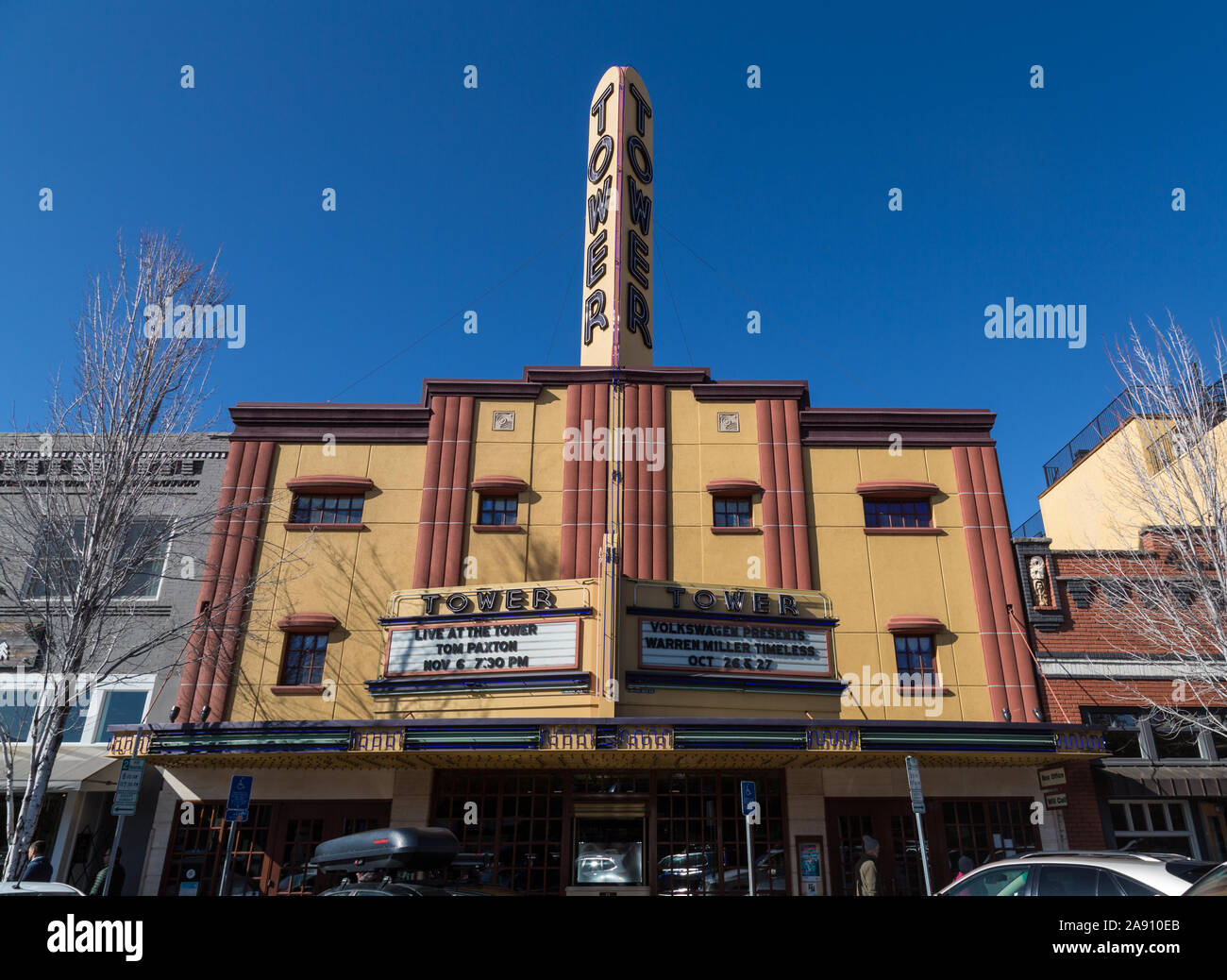 Il vecchio Tower Theatre su Wall Street a Bend, Oregon, un cinema degli anni '40 trasformato in un luogo di musica e teatro dal vivo. Foto Stock