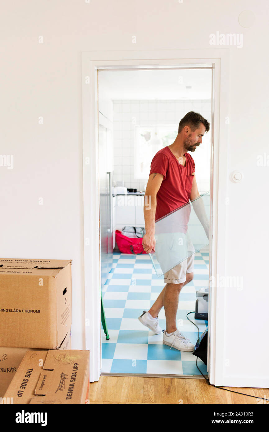 L'uomo casa in movimento Foto Stock