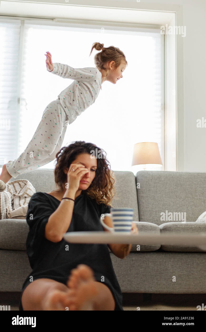 Madre e figlia in salotto Foto Stock