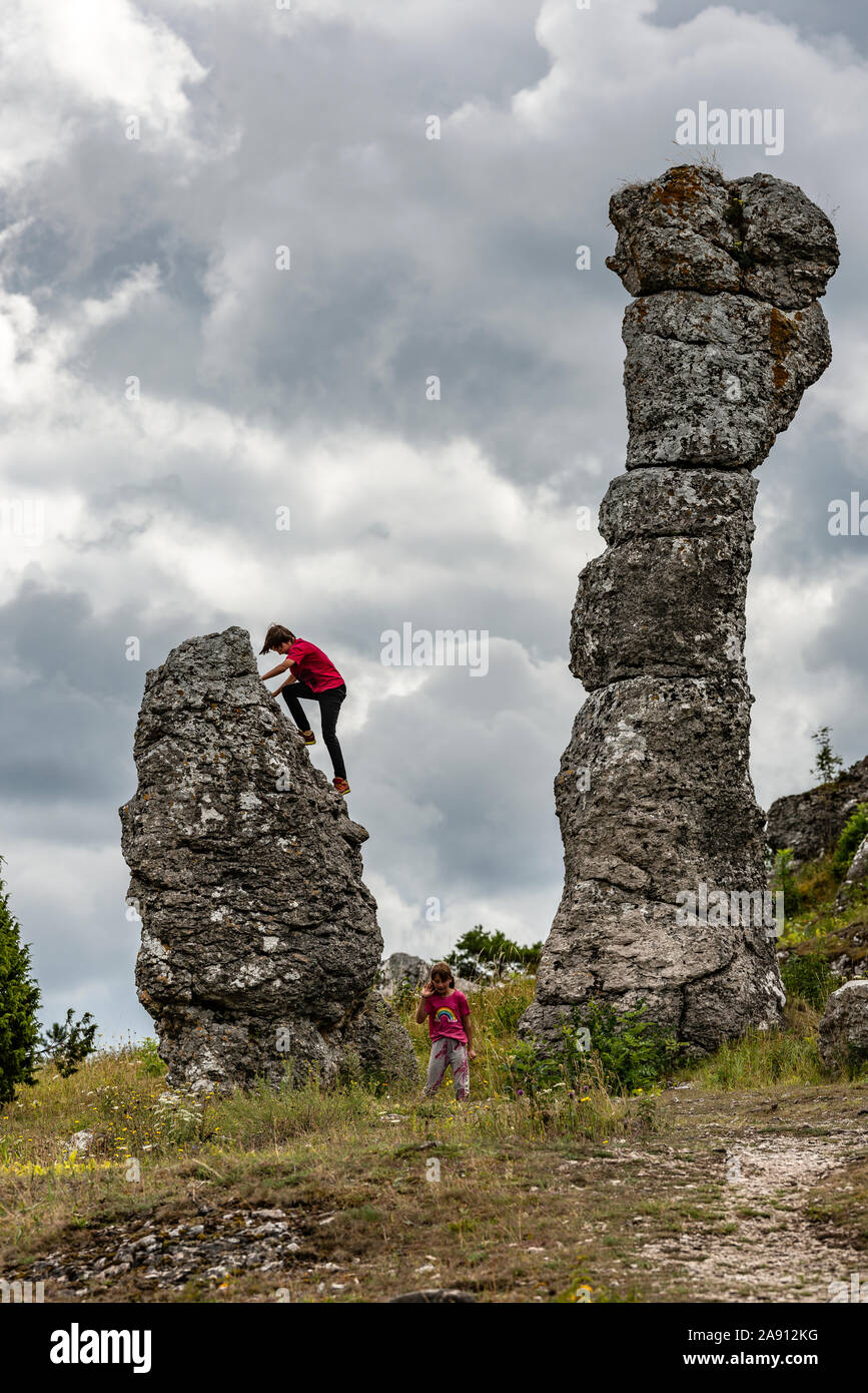 I ragazzi di arrampicata formazioni di roccia Foto Stock