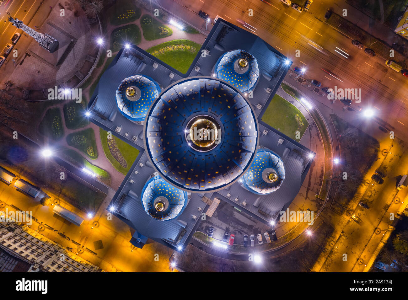 Cupola illuminata della Trinità nella cattedrale di San Pietroburgo, Russia. Top vista aerea di notte Foto Stock