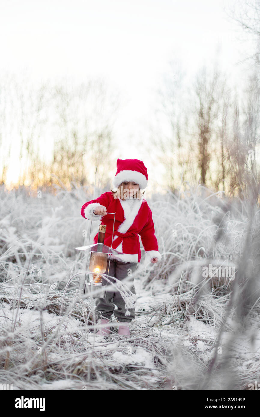 Ragazza indossando Santa vestiti in inverno Foto Stock