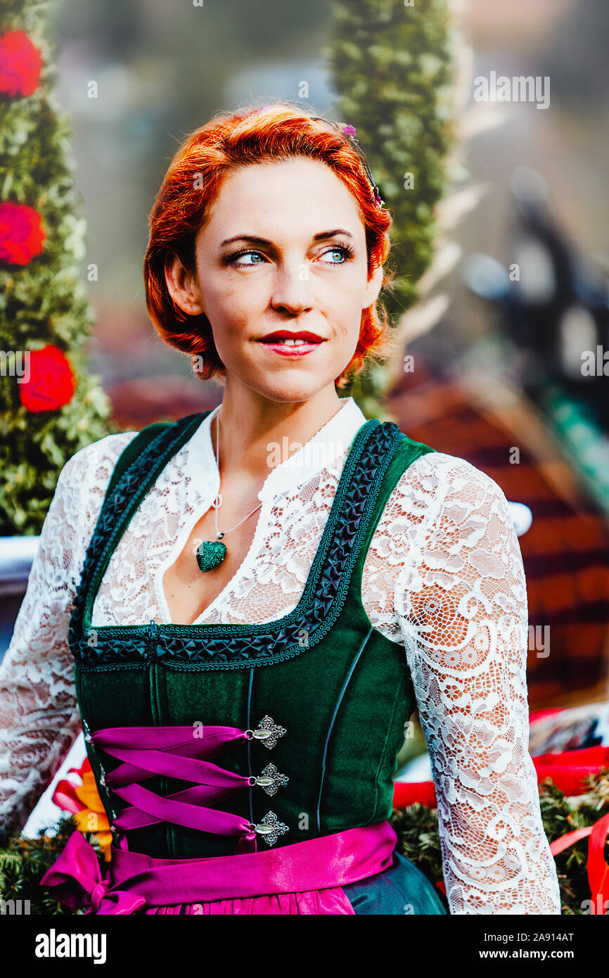 Ritratto di un giovane i Capelli rossi ragazza in un festoso grembiule verde con collana. Foto Stock