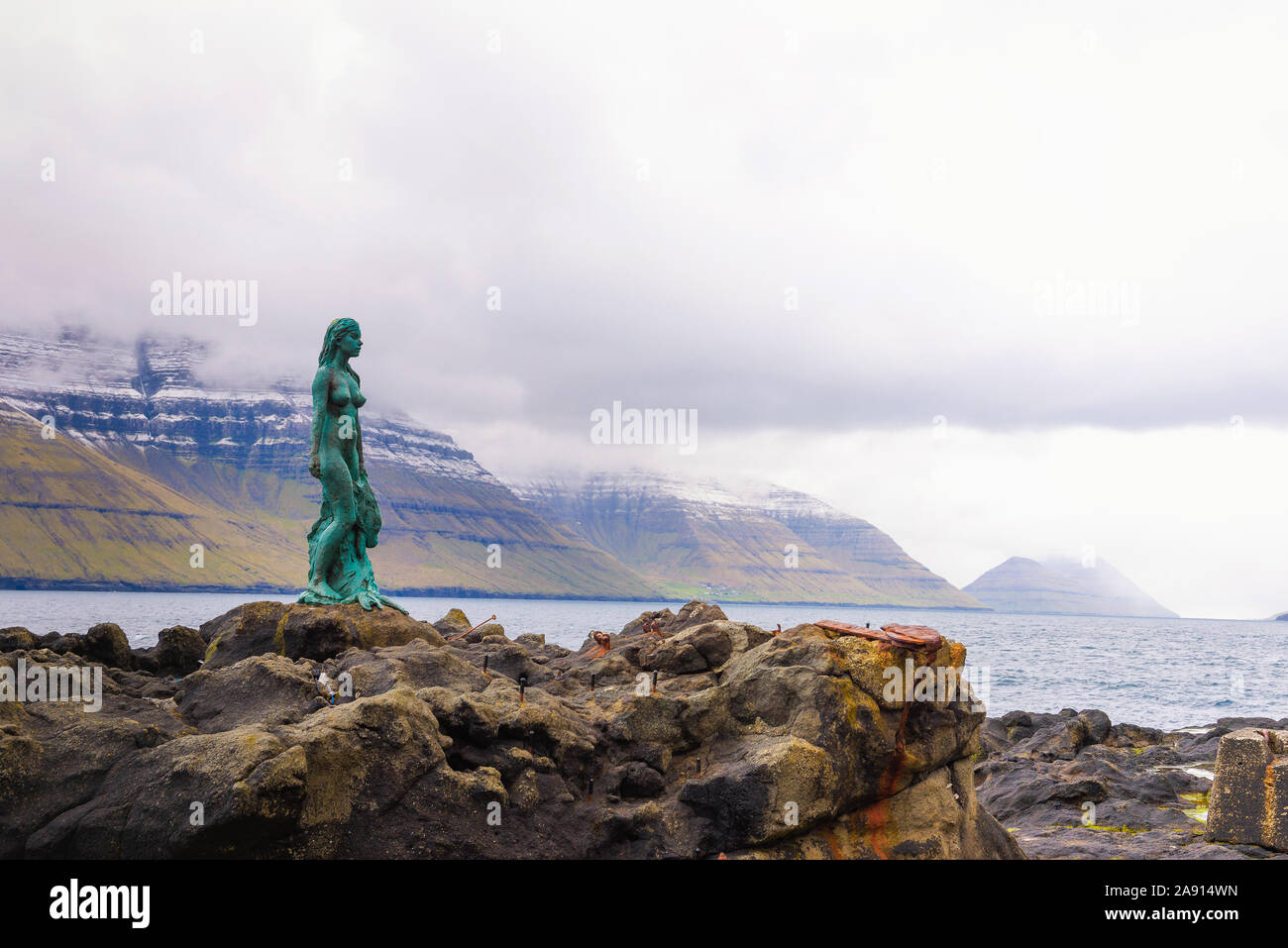Statua di Selkie o guarnizione di tenuta della moglie nella Mikladalur, Isole Faerøer Foto Stock