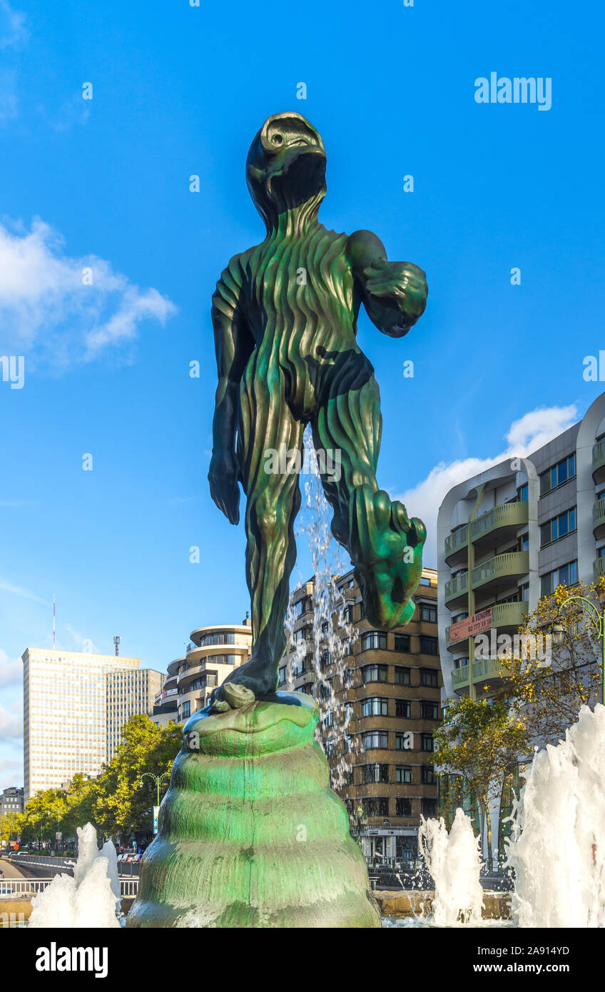 Scultura moderna "l'uomo di Atlantide" di Luk Van Soom sulla rotatoria di René Cliquet sul Waterloo Boulevard di fronte all'Apple Store, Bruxelles, Belgio Foto Stock