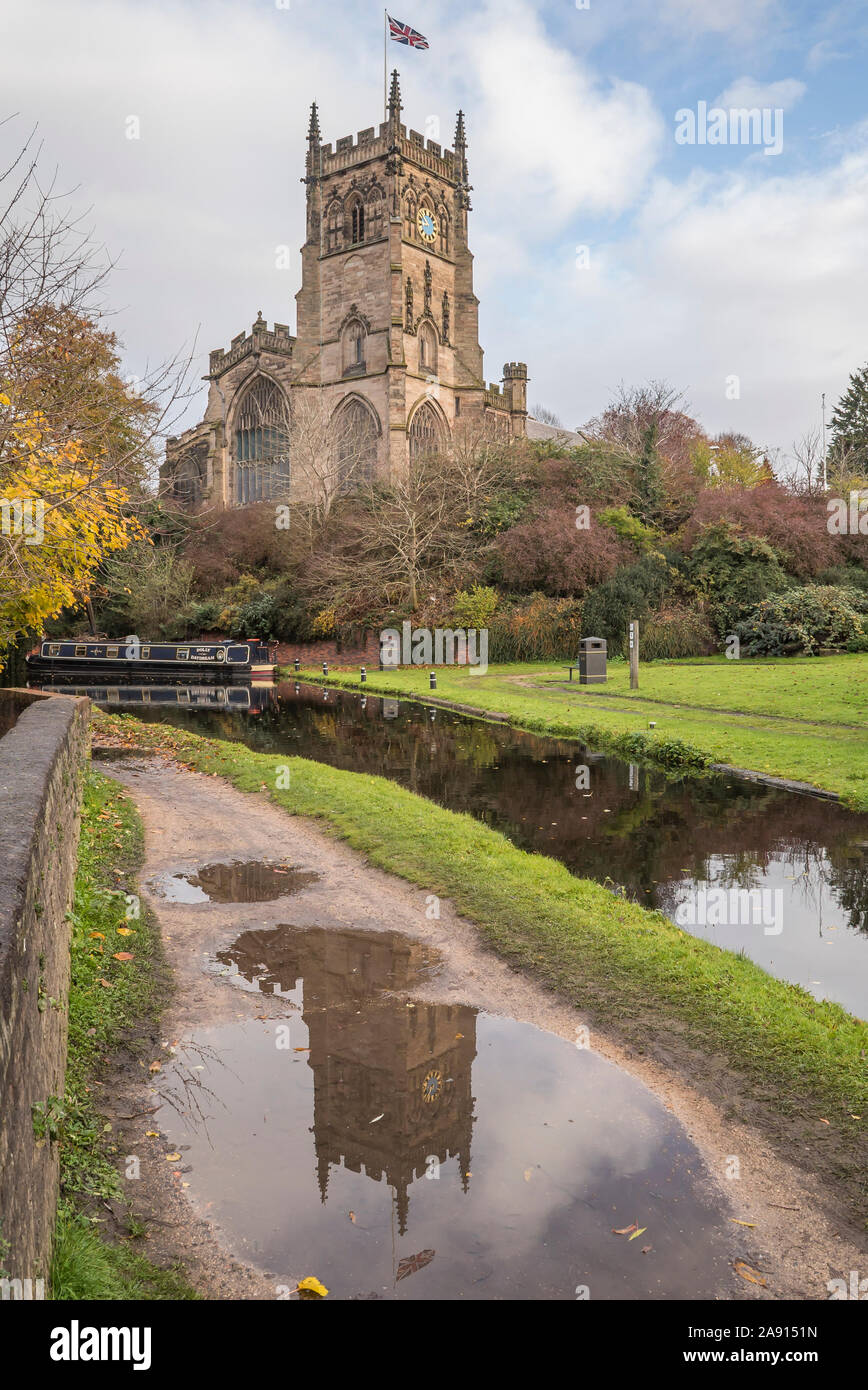 Kidderminster, Regno Unito. 12 Novembre, 2019. Regno Unito: meteo dopo un altro freddo e umido in start Worcestershire, l'autunno sunshine fa un aspetto di benvenuto. La Chiesa di Santa Maria (la chiesa parrocchiale di Kidderminster) sta meravigliosamente illuminati lungo il pittoresco canale - la sua torre riflessa in una pozzanghera sulla strada alzaia: un toccante ricordo della pioggia pesante che ha lasciato molte zone del Regno Unito con gravi inondazioni. Credito: Lee Hudson/Alamy Live News Foto Stock