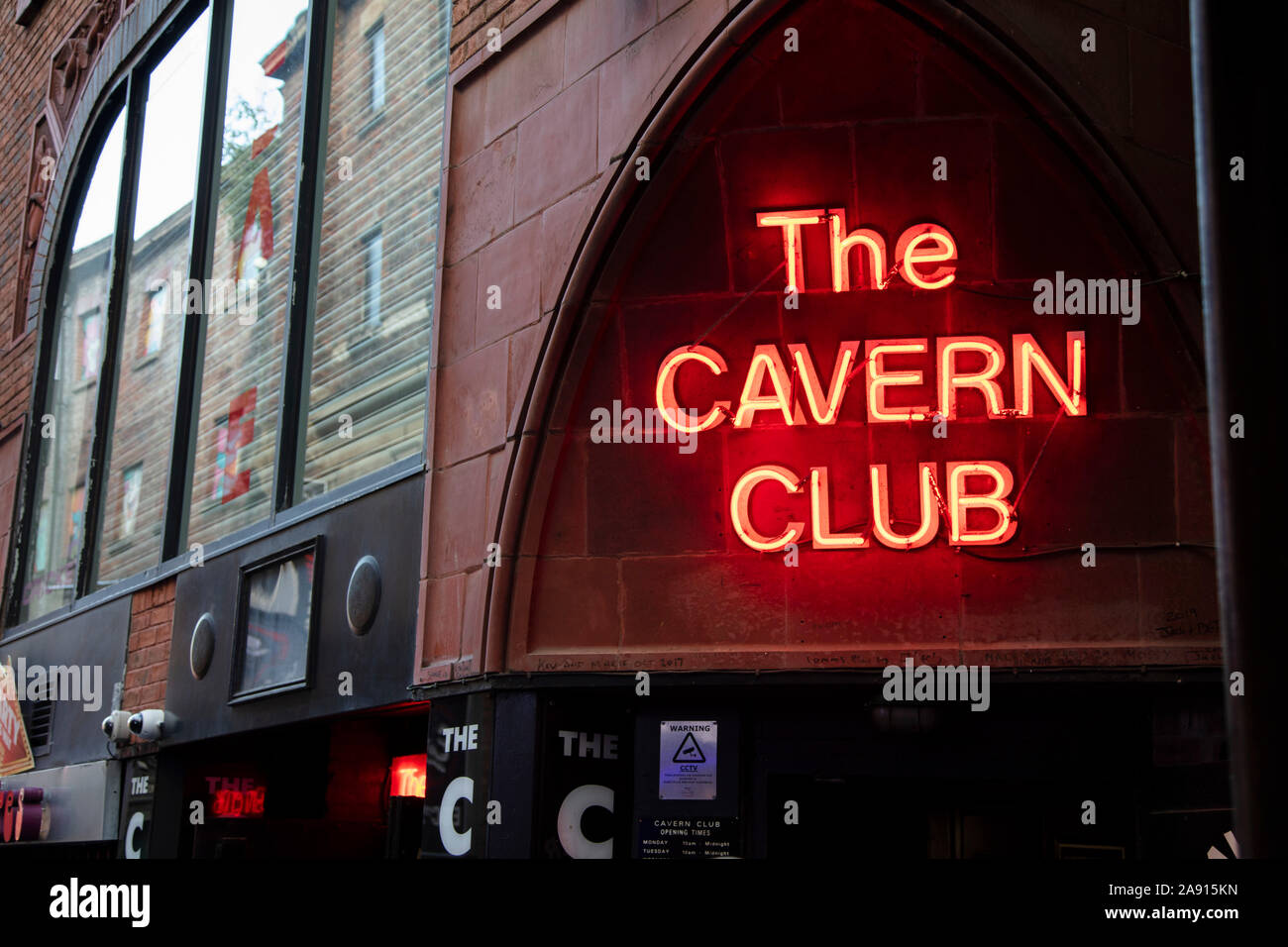 Liverpool, Regno Unito - 30 Ottobre 2019: entrata segno per il mondo famoso Cavern Club di Liverpool Foto Stock
