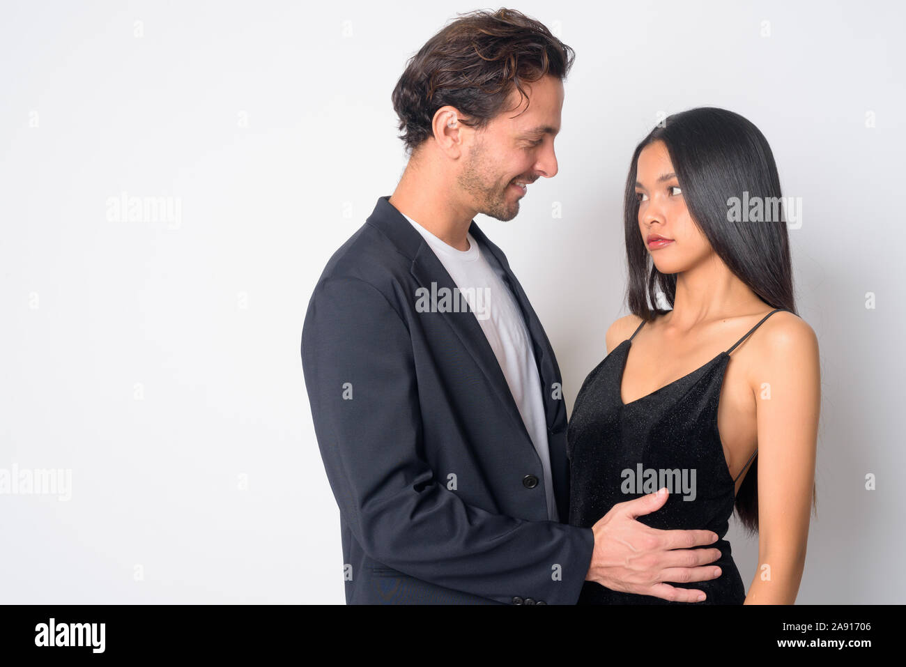 Ritratto di felice multi etnico coppia business tra loro affacciate Foto Stock