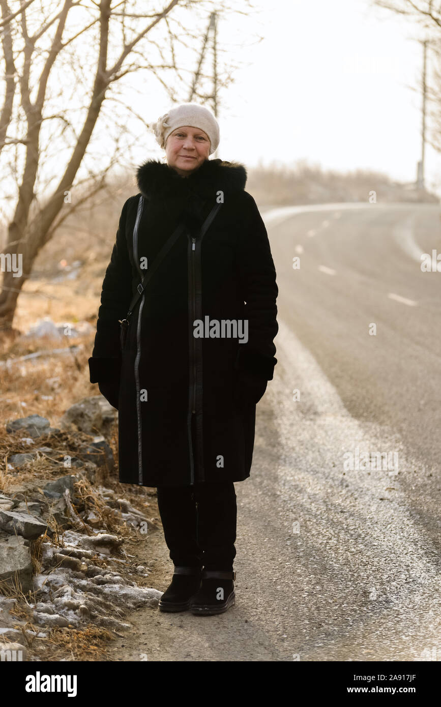 Inverno ritratto di una bella donna di mezza età in una pelliccia. Foto Stock