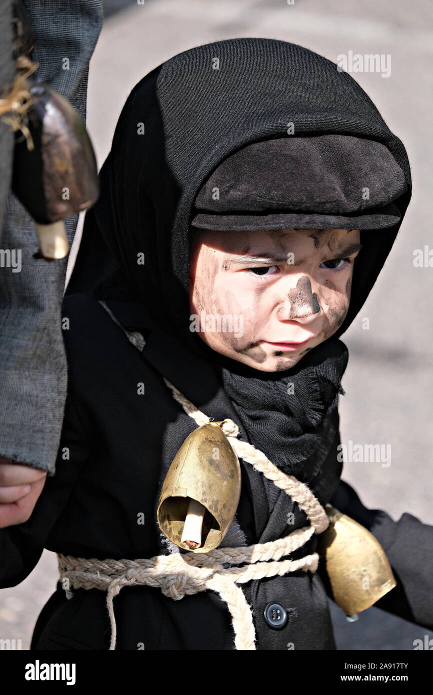 Ritratto di bambino alla sfilata in costume per 'Invitas', un evento per la promozione turistica della Sardegna Foto Stock