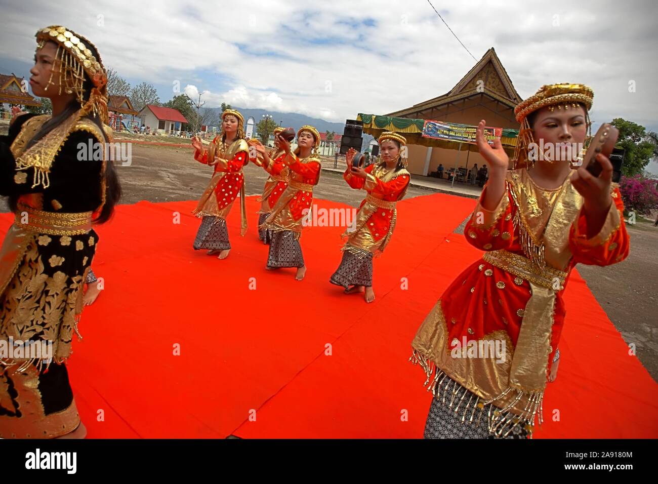 Studenti delle scuole superiori che eseguono la danza tradizionale malese durante un evento di attrazioni di arte culturale Kerinci a Kerinci, Jambi, Indonesia. Foto Stock