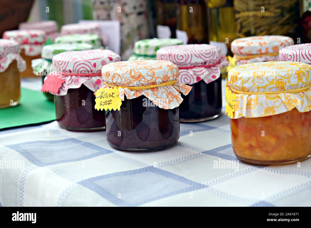 Chiudere la vista di un gruppo di colorati marmellate fatte in casa vasetti di vetro Foto Stock