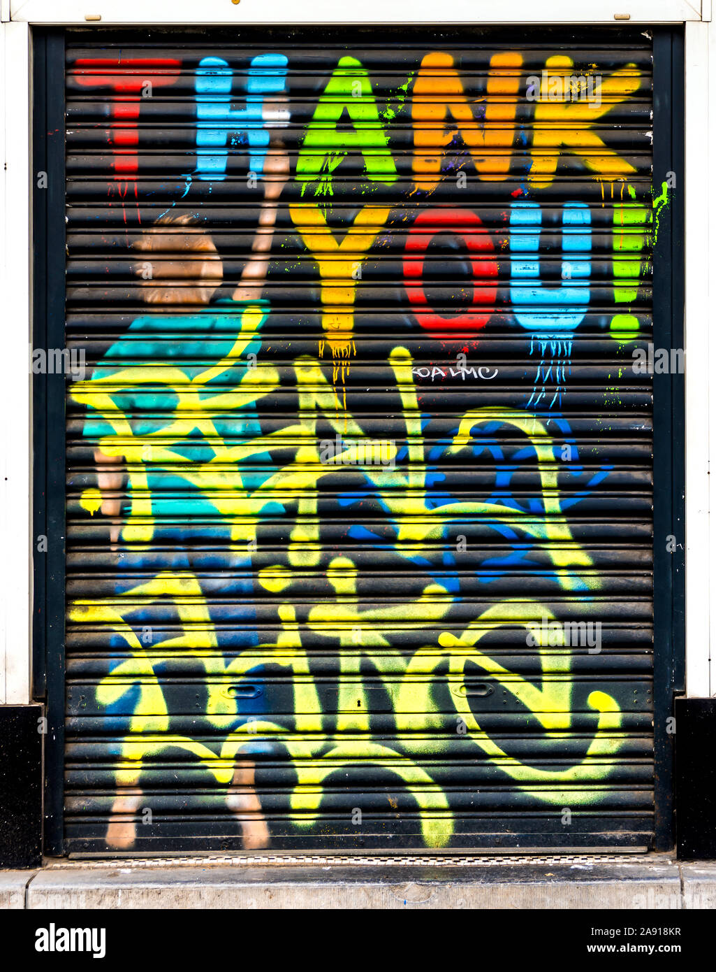 Arte di strada dipinto 'Grazie' sulla porta di metallo otturatore - Bruxelles, Belgio. Foto Stock