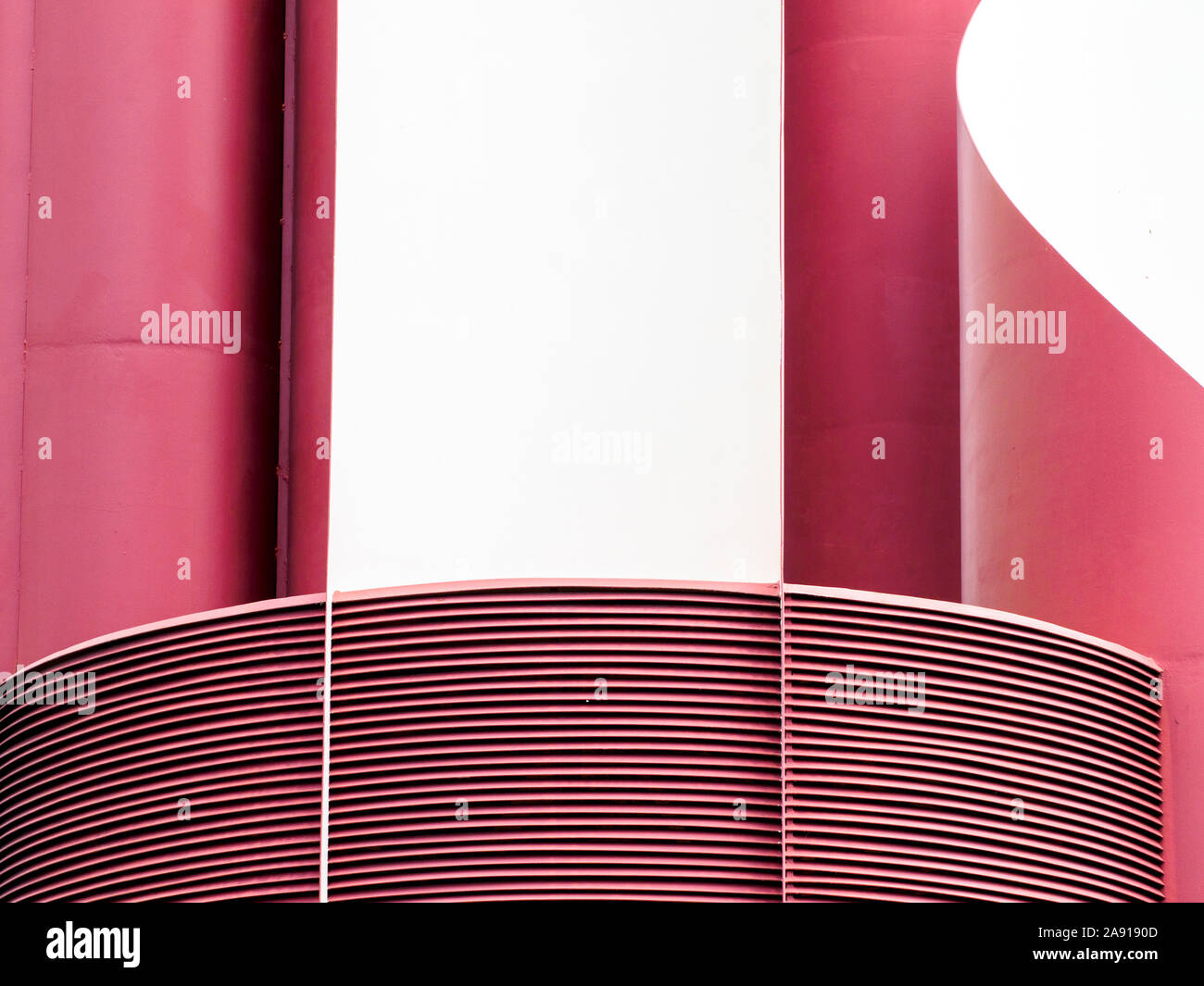 Particolare di una scultura di metallo in entrata di PERRIGO Italia S.r.l. edificio nel quartiere Eur - Roma, Italia Foto Stock