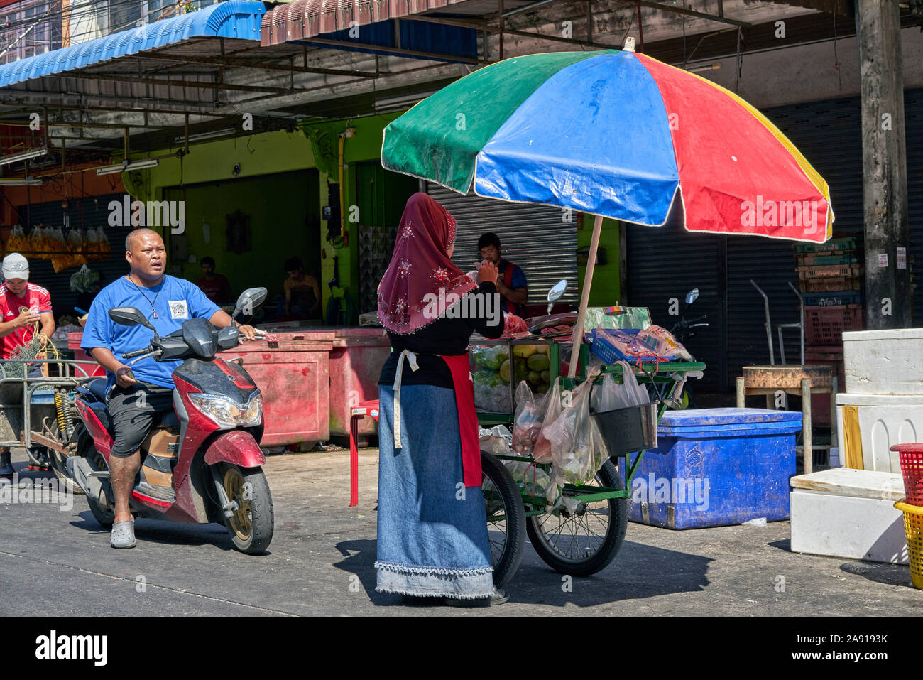 Vendita di cibo di strada in Thailandia. Donna musulmana che vende da cart di cibo, Asia sudorientale Foto Stock